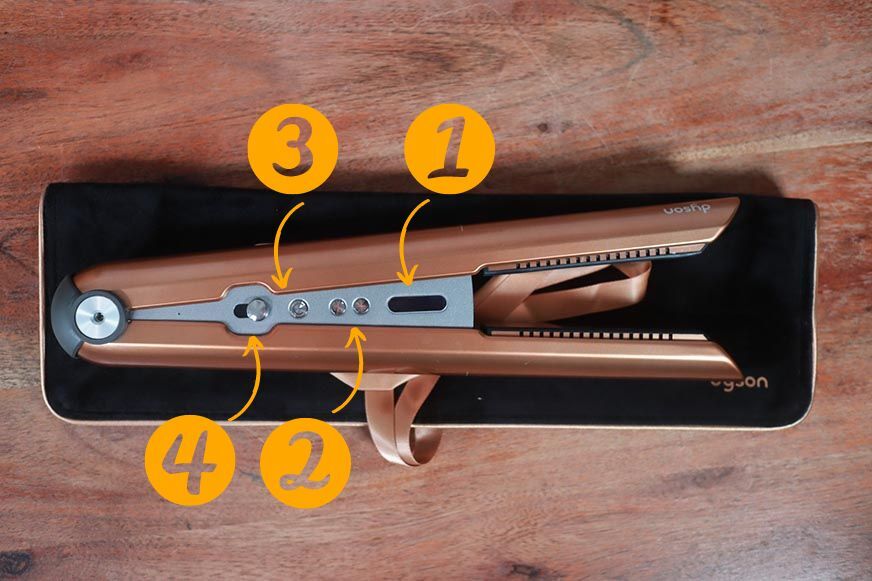 Man sieht die Knöpfe und das Display des Dyson Corrale. 